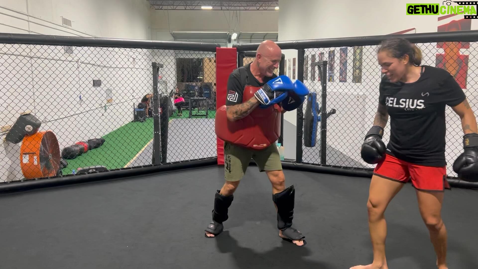 Amanda Nunes Instagram - Another style of sharpening. Eit hey Coach Roger Krahl @lionessstudio2022 @attsunrisemma afiando outros movimentos, com prof Roger Krahl