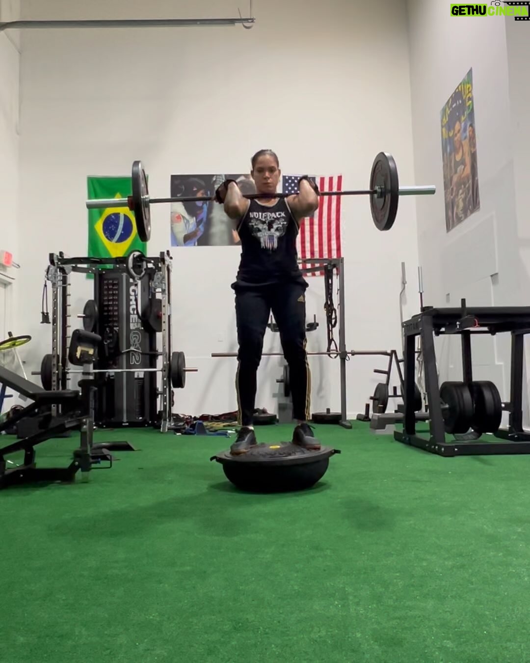 Amanda Nunes Instagram - š donāt do this if you donāt have good balance. #lionessš¦studio