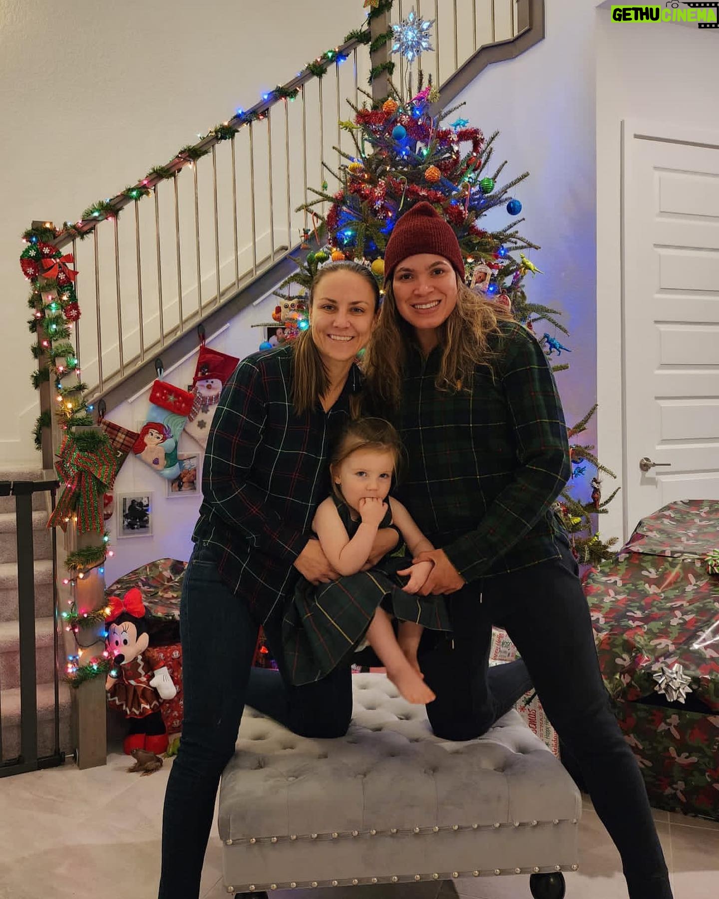 Amanda Nunes Instagram - Merry Christmas from my family to yours 🎁🎄 Feliz Natal da minha família para sua.