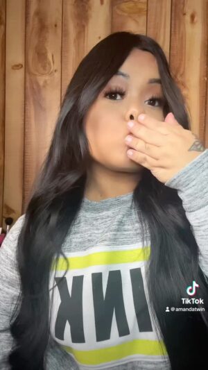 Amanda Salinas Instagram - Found my fav curling iron that does ALL the WORK for YOU . 
 
💗LINK IN BIO 💗
Use my discount 
code: AMANDATWIN

👇🏽Hair products i used 👇🏽

•ROSE GOLD TITANIUM ROTATING CURLER
•ROSE GOLD PADDLE BRUSH
•COOL AF HEAT PROTECTANT   BIOTIN
•CLIP IT TOGETHER MULTI-COLOR ALLIGATOR