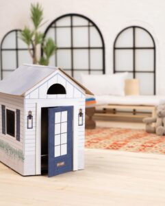 Amanda Seyfried Instagram - Honey, we shrunk the playhouse! We partnered with the oh-so-talented maker, miniaturist, and author @chelseamakes to create a teeny tiny replica of our Modern Farmhouse, and let us tell ya, she definitely made it CUTE!! 👏🏼👏🏼 What do you think?! Should we do the Cottage next? It only seems fair, right..? 😉