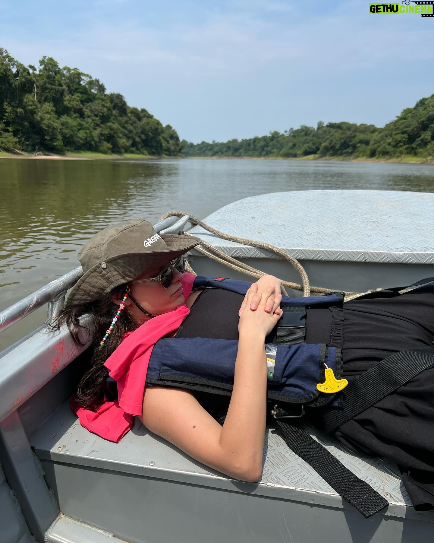 Amanda de Godoi Instagram - Fim de mais uma missão! Dessa vez fomos entregar pessoalmente as mais de 7,5 toneladas em cestas básicas nas várias comunidades ribeirinhas ao longo do Rio Manicoré, no Amazonas. Milhares de pessoas estão sendo afetadas pela pior seca da história que o Norte do nosso país está passando. Muito obrigada a todas as pessoas que ajudam nas campanhas de doações. Muito obrigada ao @idesam pelas doações e pela parceria. @greenpeacebrasil