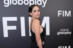 Amanda de Godoi Instagram - Um vestido emprestado da @gigigrigio e um sonho: Pre estréia de FIM 
Disponível amanhã @globoplay
Fotos: Globo /@robertofilho_profissional