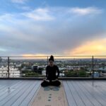 Amanda de Godoi Instagram – Já faz alguns anos que a yoga e a meditação fazem parte da minha vida, e cada vez mais eu busco estar consciente de quem eu sou e das escolhas que eu faço. Quem pratica yoga sabe que nosso tapete é o momento de colocar nossas intenções positivas e afirmativas pro nosso futuro eu. 
É onde eu me sinto em conexão com os meus valores e com a minha verdade.

Esse é meu primeiro tapete de yoga biodegradável, ele é feito de materiais naturais e ele vai voltar à terra no final do seu ciclo. A @scoriaworld é uma marca canadense que reverte parte do lucro das vendas em investimento na educação de jovens indígenas no Canadá :) É sempre um prazer tá em contato com marcas com valores compatíveis aos meus em relação ao mundo e em relação a nós mesmos. 
🦋 @scoriaworld