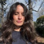 Amanda de Godoi Instagram – Já faz alguns anos que a yoga e a meditação fazem parte da minha vida, e cada vez mais eu busco estar consciente de quem eu sou e das escolhas que eu faço. Quem pratica yoga sabe que nosso tapete é o momento de colocar nossas intenções positivas e afirmativas pro nosso futuro eu. 
É onde eu me sinto em conexão com os meus valores e com a minha verdade.

Esse é meu primeiro tapete de yoga biodegradável, ele é feito de materiais naturais e ele vai voltar à terra no final do seu ciclo. A @scoriaworld é uma marca canadense que reverte parte do lucro das vendas em investimento na educação de jovens indígenas no Canadá :) É sempre um prazer tá em contato com marcas com valores compatíveis aos meus em relação ao mundo e em relação a nós mesmos. 
🦋 @scoriaworld