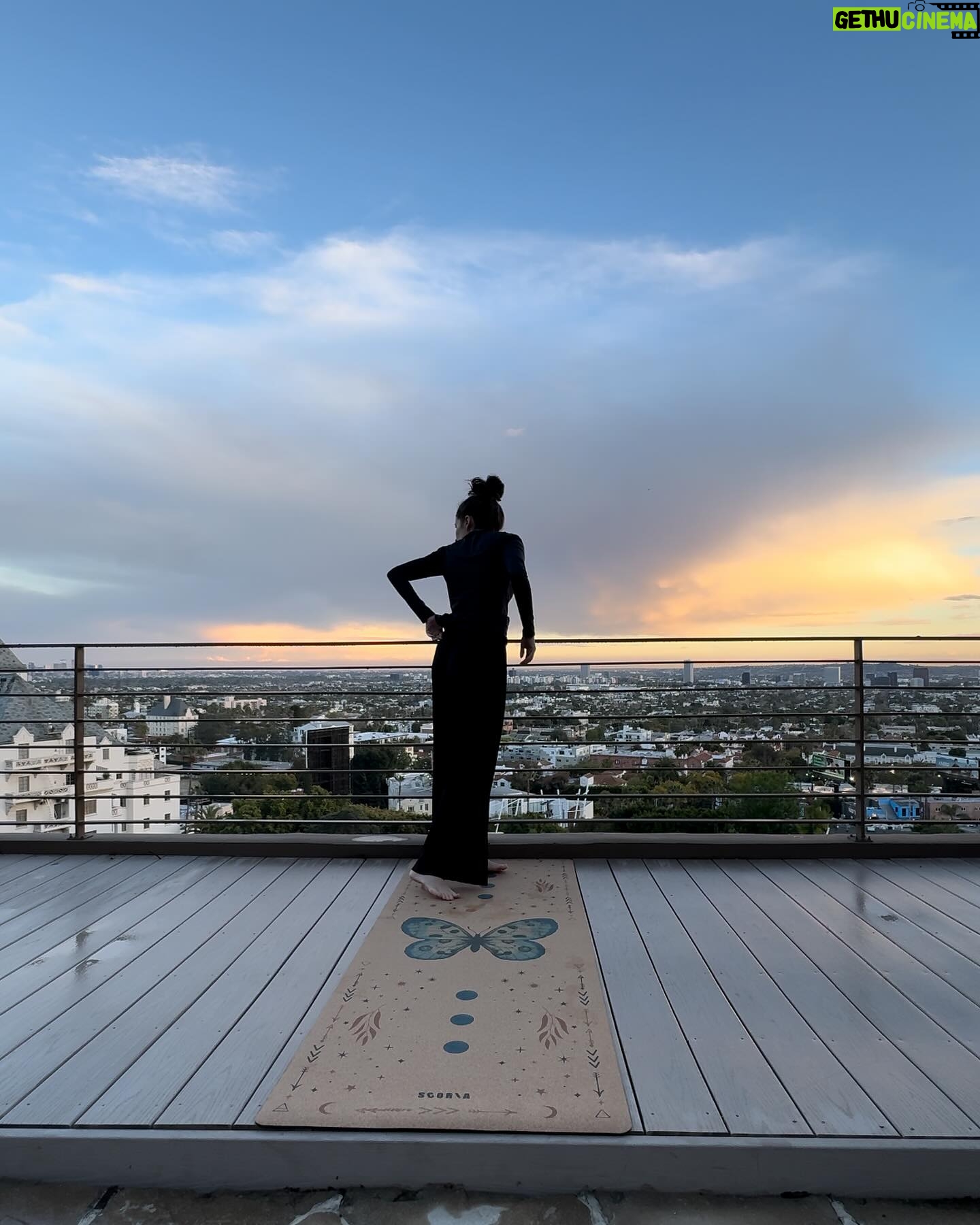 Amanda de Godoi Instagram - Já faz alguns anos que a yoga e a meditação fazem parte da minha vida, e cada vez mais eu busco estar consciente de quem eu sou e das escolhas que eu faço. Quem pratica yoga sabe que nosso tapete é o momento de colocar nossas intenções positivas e afirmativas pro nosso futuro eu. É onde eu me sinto em conexão com os meus valores e com a minha verdade. Esse é meu primeiro tapete de yoga biodegradável, ele é feito de materiais naturais e ele vai voltar à terra no final do seu ciclo. A @scoriaworld é uma marca canadense que reverte parte do lucro das vendas em investimento na educação de jovens indígenas no Canadá :) É sempre um prazer tá em contato com marcas com valores compatíveis aos meus em relação ao mundo e em relação a nós mesmos. 🦋 @scoriaworld