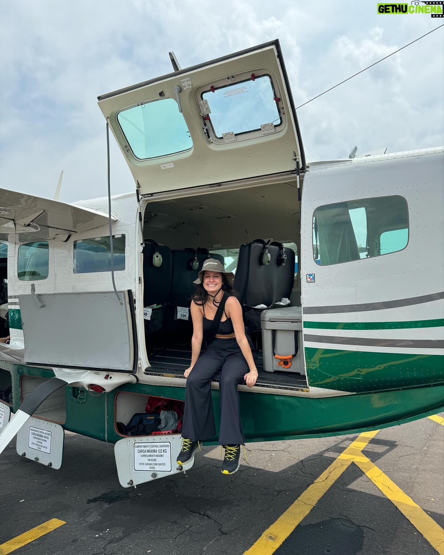 Amanda de Godoi Instagram - Fim de mais uma missão! Dessa vez fomos entregar pessoalmente as mais de 7,5 toneladas em cestas básicas nas várias comunidades ribeirinhas ao longo do Rio Manicoré, no Amazonas. Milhares de pessoas estão sendo afetadas pela pior seca da história que o Norte do nosso país está passando. Muito obrigada a todas as pessoas que ajudam nas campanhas de doações. Muito obrigada ao @idesam pelas doações e pela parceria. @greenpeacebrasil