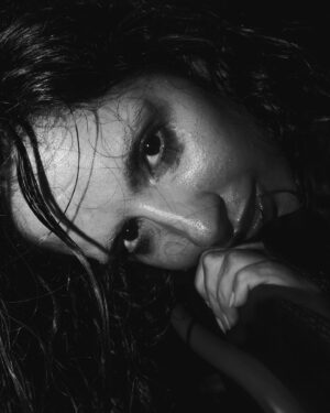 Amanda de Godoi Instagram - Será que as mulheres antigamente tinham medo do prazer como hoje a gente tem medo da mort*

Como processar todos esses sentimentos tão honestos e tao intensos

Criação: @amandadegodoi 
Mua: @giuliapantuzzobeauty 
Foto: @belammontenegro @beelagm 
Styling assist: @natrubinich