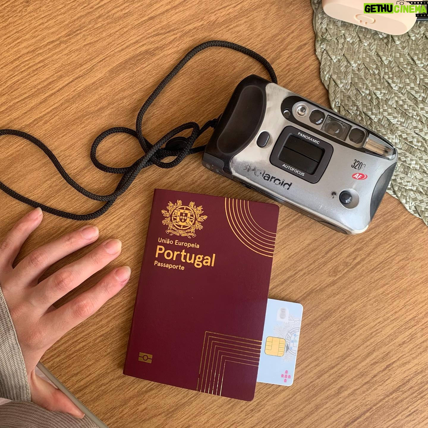 Amanda de Godoi Instagram - Descobri durante a pandemia que tinha direito à cidadania portuguesa e procurei a @cidadanialusoitaliana pra me ajudar no processo. Meu bisavô Manoel veio pro Brasil pra recomeçar a vida pós 1ª Guerra. Ele escolheu Conselheiro Lafaiete pra viver, cidade onde ainda mora grande parte da minha família Corrêa ❣️ Ele era pedreiro e nas horas vagas construiu sua propria padaria (essa da 5ªfoto) e daí começou parte da minha historia. A assistência da @cidadanialusoitaliana foi excelente, a equipe me transmitiu muita transparência no serviço e me deram todo o suporte e ajuda para encontrarmos os documentos certos para darmos entrada no processo. Eles auxiliam com a cidadania portuguesa 🇵🇹, italiana 🇮🇹 e espanhola 🇪🇸. Se você tem curiosidade de saber se tem direito a alguma dessas cidadanias e com isso dar entrada no seu processo, entre em contato com elas! Confio de olhos fechados!