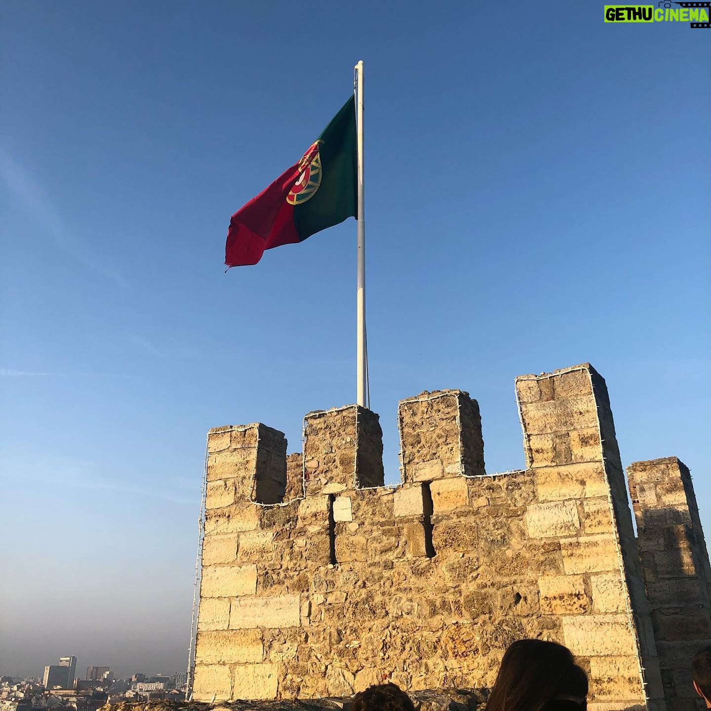 Amanda de Godoi Instagram - Descobri durante a pandemia que tinha direito à cidadania portuguesa e procurei a @cidadanialusoitaliana pra me ajudar no processo. Meu bisavô Manoel veio pro Brasil pra recomeçar a vida pós 1ª Guerra. Ele escolheu Conselheiro Lafaiete pra viver, cidade onde ainda mora grande parte da minha família Corrêa ❣️ Ele era pedreiro e nas horas vagas construiu sua propria padaria (essa da 5ªfoto) e daí começou parte da minha historia. A assistência da @cidadanialusoitaliana foi excelente, a equipe me transmitiu muita transparência no serviço e me deram todo o suporte e ajuda para encontrarmos os documentos certos para darmos entrada no processo. Eles auxiliam com a cidadania portuguesa 🇵🇹, italiana 🇮🇹 e espanhola 🇪🇸. Se você tem curiosidade de saber se tem direito a alguma dessas cidadanias e com isso dar entrada no seu processo, entre em contato com elas! Confio de olhos fechados!