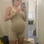 Amanda de Godoi Instagram – Essa foi minha primeira cena de parto, e foi a que eu mais fiquei nervosa na vida pra gravar. É difícil chegar num projeto que já tá todo mundo entrosado, mas tentei usar isso a meu favor. Adoraria falar mais como foi o processo de gravar essa cena. Sinto falta de existir um espaço onde os atores falam mais sobre como é criar uma personagem, os medos que a gente tem e tudo que passa na nossa cabeça na hora do processo de criação. A gente até fala sobre em entrevistas, mas é como se o que não rendesse clique não fosse importante. Mas é 🤍 
-Os últimos episódios de FIM já estão disponíveis no Globoplay