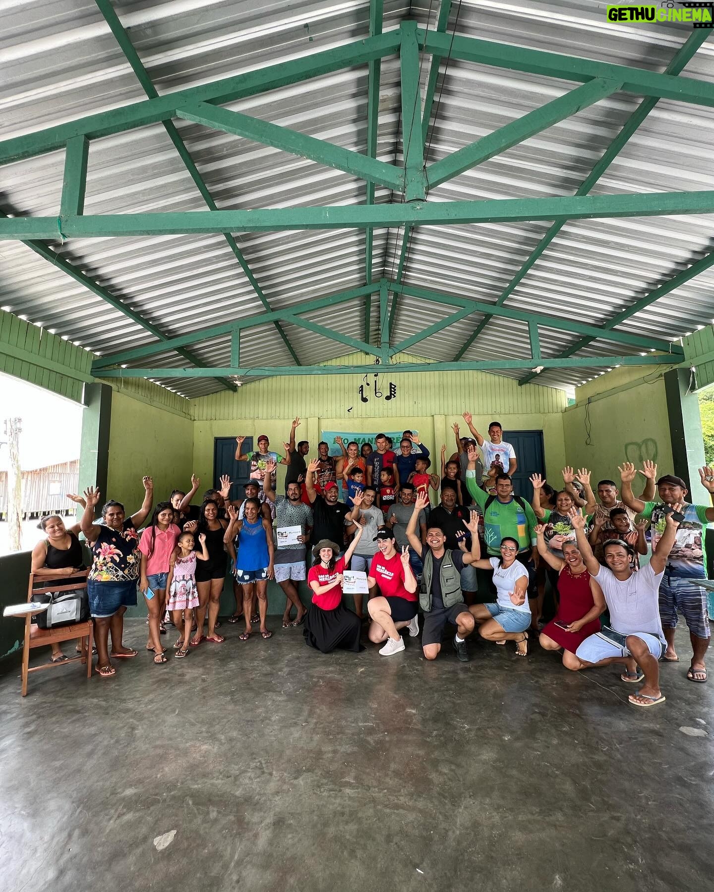 Amanda de Godoi Instagram - Fim de mais uma missão! Dessa vez fomos entregar pessoalmente as mais de 7,5 toneladas em cestas básicas nas várias comunidades ribeirinhas ao longo do Rio Manicoré, no Amazonas. Milhares de pessoas estão sendo afetadas pela pior seca da história que o Norte do nosso país está passando. Muito obrigada a todas as pessoas que ajudam nas campanhas de doações. Muito obrigada ao @idesam pelas doações e pela parceria. @greenpeacebrasil