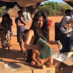 Amanda de Godoi Instagram – Passamos dias que pareceram meses, numa dilatação do tempo que parece acontecer quando se está na mata.
Fiz uma viagem difícil com pessoas que não tinha intimidade, e foi tão foda que chega a ser idílico; utópico. 
Estar imersa numa aldeia no Xingu, conhecer a etnia Mehinako, acordar 5AM e ir dormir 7PM, aprender a fazer biju com as mãos, dormir nas redes e tomar banho de rio… tudo é tão diferente e ao mesmo tempo é tão normal.
A gente costuma ter um olhar do indígena como um ser vulnerável, um olhar quase infantilizado. No fim das contas, estando ali, percebi uma grande vulnerabilidade minha, dos meus medos e o quanto ainda falta eu entender a minha própria existência. 

Sinto que estou aprendendo de forma cada vez mais profunda e menos romantizada a importância da preservação das terras, dos rios e das culturas indígenas. 

Axüpai, Xingu 💚
Kuarup 2022