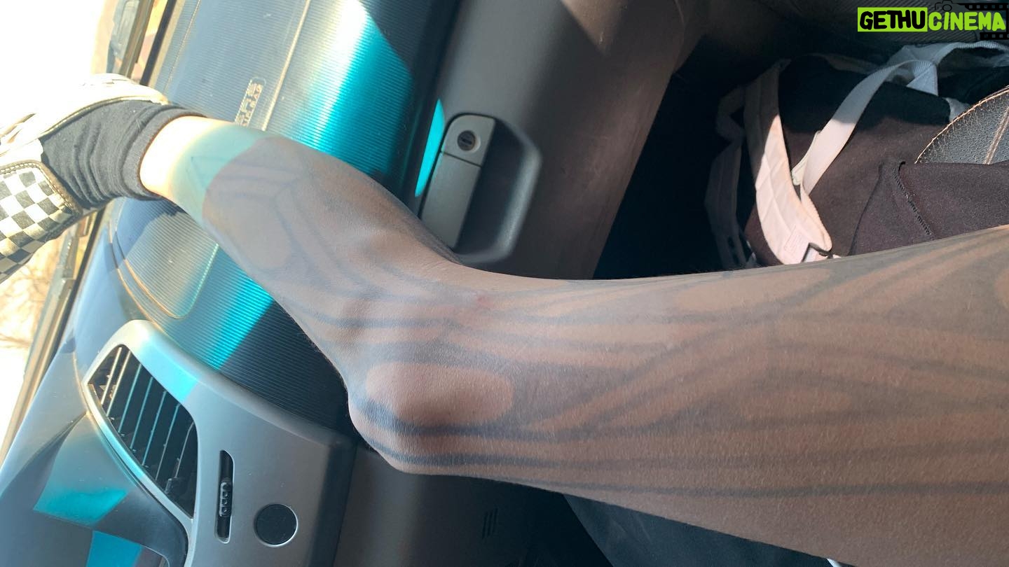 Amanda de Godoi Instagram - Passamos dias que pareceram meses, numa dilatação do tempo que parece acontecer quando se está na mata. Fiz uma viagem difícil com pessoas que não tinha intimidade, e foi tão foda que chega a ser idílico; utópico. Estar imersa numa aldeia no Xingu, conhecer a etnia Mehinako, acordar 5AM e ir dormir 7PM, aprender a fazer biju com as mãos, dormir nas redes e tomar banho de rio… tudo é tão diferente e ao mesmo tempo é tão normal. A gente costuma ter um olhar do indígena como um ser vulnerável, um olhar quase infantilizado. No fim das contas, estando ali, percebi uma grande vulnerabilidade minha, dos meus medos e o quanto ainda falta eu entender a minha própria existência. Sinto que estou aprendendo de forma cada vez mais profunda e menos romantizada a importância da preservação das terras, dos rios e das culturas indígenas. Axüpai, Xingu 💚 Kuarup 2022