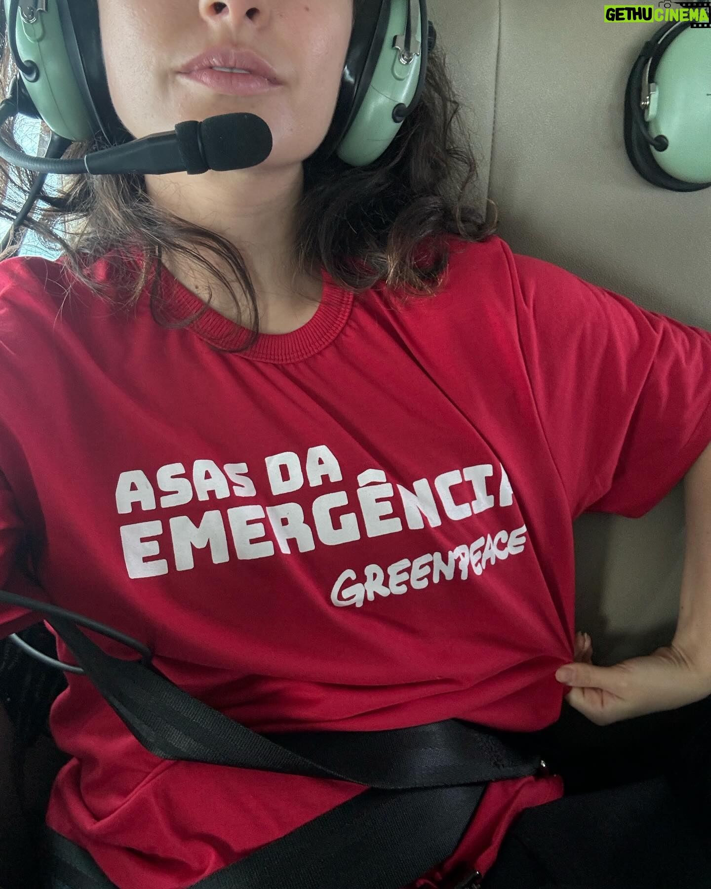 Amanda de Godoi Instagram - Fim de mais uma missão! Dessa vez fomos entregar pessoalmente as mais de 7,5 toneladas em cestas básicas nas várias comunidades ribeirinhas ao longo do Rio Manicoré, no Amazonas. Milhares de pessoas estão sendo afetadas pela pior seca da história que o Norte do nosso país está passando. Muito obrigada a todas as pessoas que ajudam nas campanhas de doações. Muito obrigada ao @idesam pelas doações e pela parceria. @greenpeacebrasil