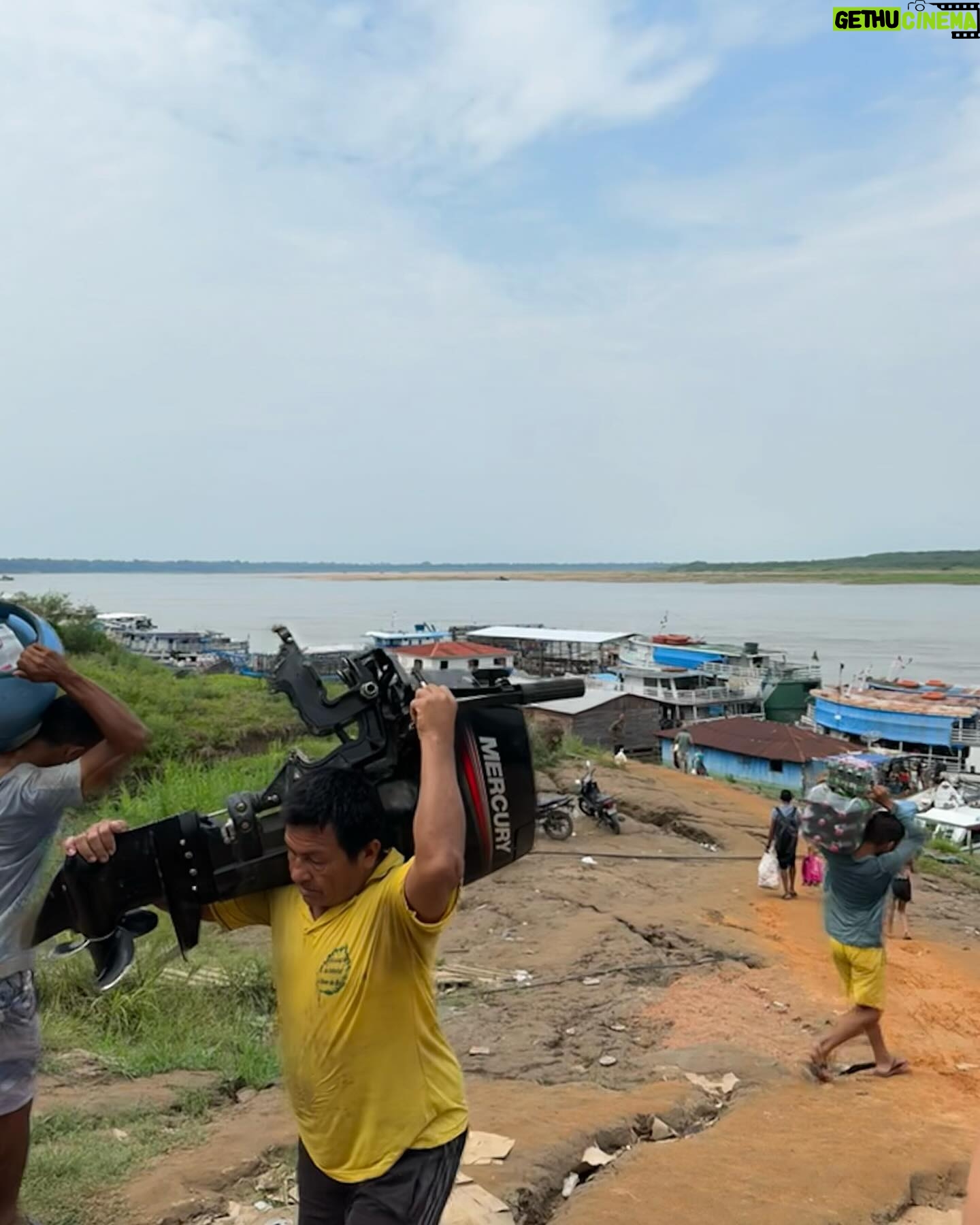 Amanda de Godoi Instagram - Fim de mais uma missão! Dessa vez fomos entregar pessoalmente as mais de 7,5 toneladas em cestas básicas nas várias comunidades ribeirinhas ao longo do Rio Manicoré, no Amazonas. Milhares de pessoas estão sendo afetadas pela pior seca da história que o Norte do nosso país está passando. Muito obrigada a todas as pessoas que ajudam nas campanhas de doações. Muito obrigada ao @idesam pelas doações e pela parceria. @greenpeacebrasil