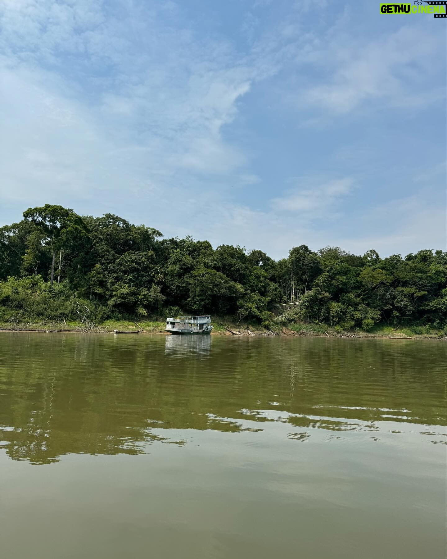 Amanda de Godoi Instagram - Fim de mais uma missão! Dessa vez fomos entregar pessoalmente as mais de 7,5 toneladas em cestas básicas nas várias comunidades ribeirinhas ao longo do Rio Manicoré, no Amazonas. Milhares de pessoas estão sendo afetadas pela pior seca da história que o Norte do nosso país está passando. Muito obrigada a todas as pessoas que ajudam nas campanhas de doações. Muito obrigada ao @idesam pelas doações e pela parceria. @greenpeacebrasil