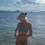 Amandine Petit Instagram - Quand une normande arrive dans le sud, le choc climatique est grand ! Omg on en parle de ce maillot de bain et cet ensemble @calzedonia INCROYABLE ? 🩵👙👀 Invitation*