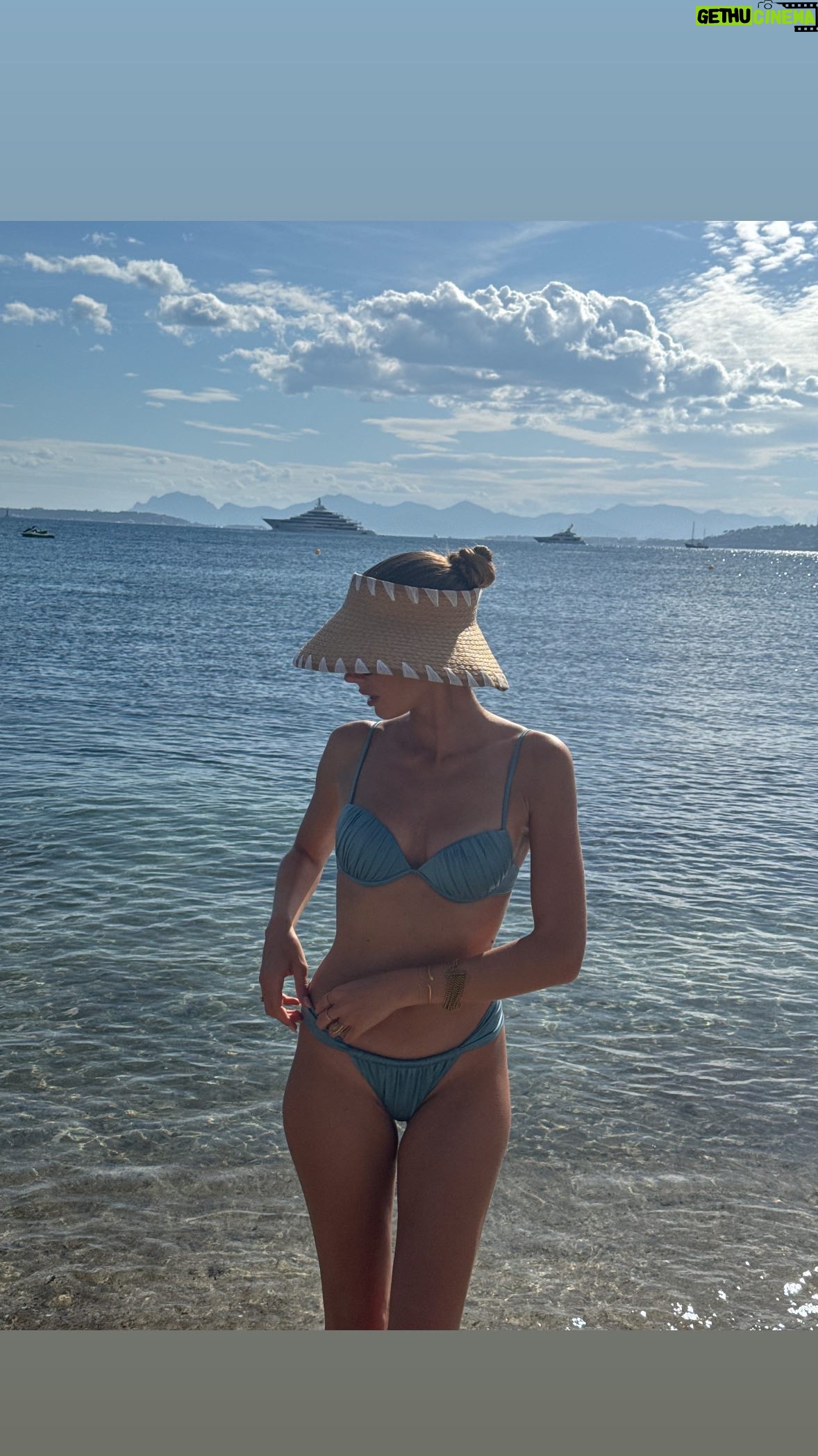 Amandine Petit Instagram - Quand une normande arrive dans le sud, le choc climatique est grand ! Omg on en parle de ce maillot de bain et cet ensemble @calzedonia INCROYABLE ? 🩵👙👀 Invitation*