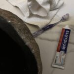 Amandine Petit Instagram - Collaboration commerciale| 26 ans plus tard et toujours les mêmes habitudes 💌ma brosse à cheveux fétiche, la même marque de dentifrice depuis minus comme bouclier protecteur contre les caries. Et dernièrement j’ai trouvé celui qui me correspond le mieux ELGYDIUM Protection Caries avec la bonne dose de fluor, la sensation de fraîcheur que j’adore ! Tout cela avec 96% d’ingrédients d’origine naturelle et vous c’est quoi votre habitude👌🏼🦷et vous c’est quoi votre habitude qui n’a pas changé depuis que vous êtes enfant ? @pierrefabreoralcare_france #elgydium