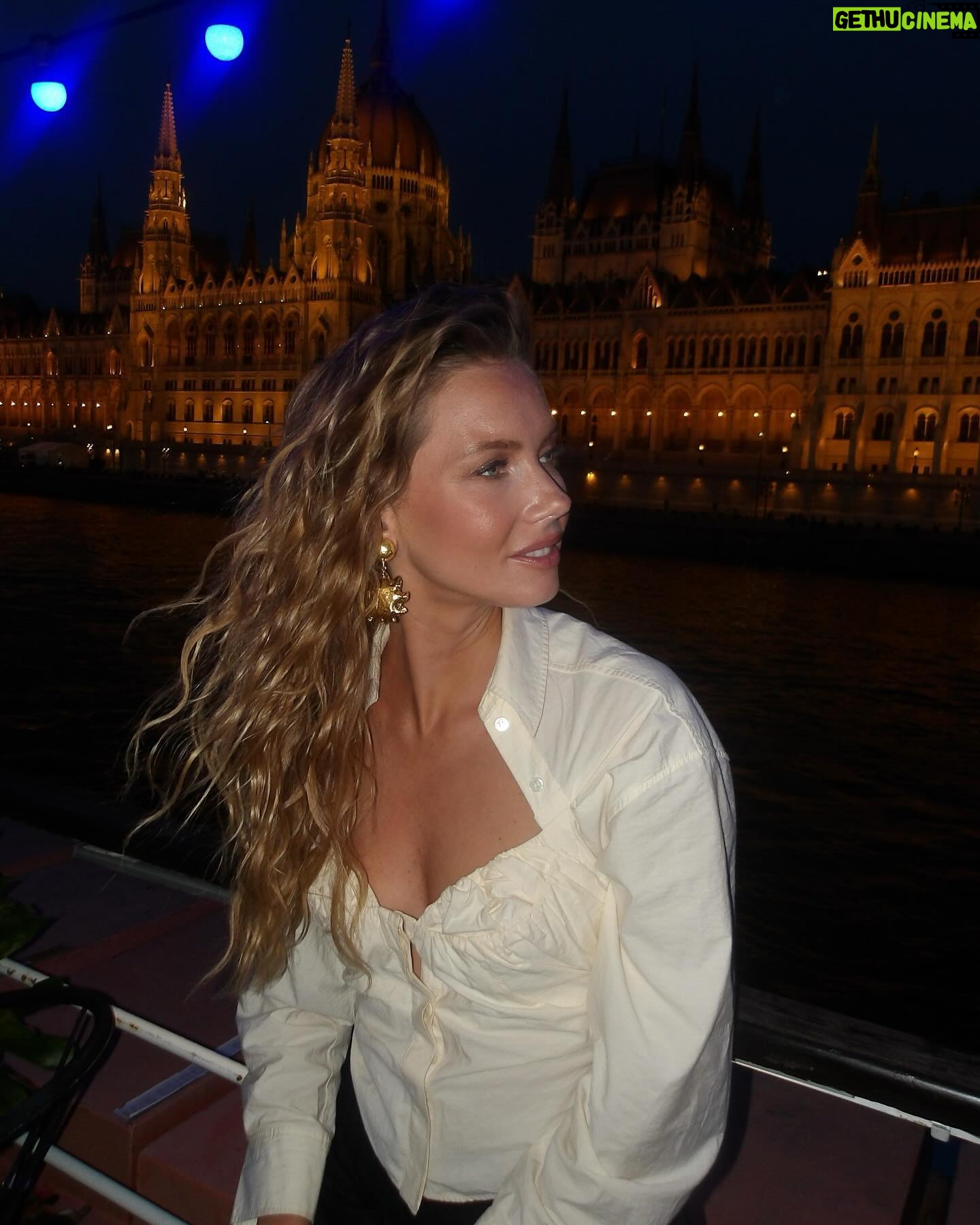 Amandine Petit Instagram - Collaboration commerciale| Thanks Budapest ! 💖🤩🌏 Je vous ai fait un mini guide de mes meilleurs adresses pendant mon séjour : Fisherman’s Bastion, Opera House, Europe Ship ✨ @visithungary #visithungary #hungary #visitbudapest #budapest