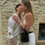 Amandine Petit Instagram - Collaboration commerciale| Ma maman, mon model, ma confidente au quotidien 💝 à l’approche de la fête des mères c’est elle que je mets à l’honneur aujourd’hui sublimé par les bijoux, sacs et foulards @draeger.paris que je lui ai offert pour l’occasion. Avec mon code AMANDINE15 vous bénéficiez de 15% de remise pour faire plaisir et célébrer l’amour 💌🌷✨