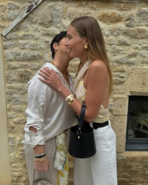 Amandine Petit Instagram - Collaboration commerciale| Ma maman, mon model, ma confidente au quotidien 💝 à l’approche de la fête des mères c’est elle que je mets à l’honneur aujourd’hui sublimé par les bijoux, sacs et foulards @draeger.paris que je lui ai offert pour l’occasion. Avec mon code AMANDINE15 vous bénéficiez de 15% de remise pour faire plaisir et célébrer l’amour 💌🌷✨