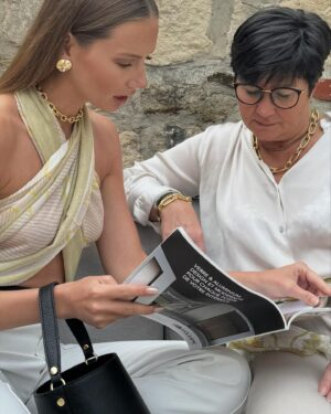 Amandine Petit Instagram - Collaboration commerciale| Ma maman, mon model, ma confidente au quotidien 💝 à l’approche de la fête des mères c’est elle que je mets à l’honneur aujourd’hui sublimé par les bijoux, sacs et foulards @draeger.paris que je lui ai offert pour l’occasion. Avec mon code AMANDINE15 vous bénéficiez de 15% de remise pour faire plaisir et célébrer l’amour 💌🌷✨