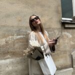 Amandine Petit Instagram – When you love you glow 🎀💖✨en collaboration commerciale avec @laprovencale_bio 
aimer ca commence par s’aimer avant toutes choses
aimer c’est se sentir belle, heureuse, glowy pour rayonner 
aimer c’est partager des moments qui nous remplissent de bonheur 
aimer en amour, aimer en amitié, aimer se préparer, aimer les moments simple, aimer partager, aimer rire, aimer danser parce que quand on aime, on glow ⚡️
#laprovencalebio #cosmetiques #makeup #skincare
