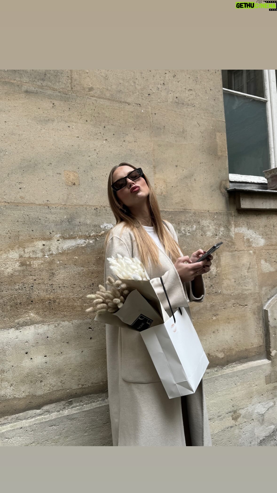 Amandine Petit Instagram - When you love you glow 🎀💖✨en collaboration commerciale avec @laprovencale_bio aimer ca commence par s’aimer avant toutes choses aimer c’est se sentir belle, heureuse, glowy pour rayonner aimer c’est partager des moments qui nous remplissent de bonheur aimer en amour, aimer en amitié, aimer se préparer, aimer les moments simple, aimer partager, aimer rire, aimer danser parce que quand on aime, on glow ⚡️ #laprovencalebio #cosmetiques #makeup #skincare