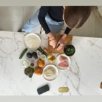 Amandine Petit Instagram - Votre cheffe préférée is back 🍔🥑👩🏼‍🍳 - Préchauffez le four à 220 degrés - Lavez et coupez les pommes de terre - Répartissez les sur une plaque en ajoutant sel, poivre et huile d’olive - Mélangez et enfournez 20min - Paner la viande : - Recouvrez les filets de mulets d’un film étirable, écrasez le et assaisonnez de sel et de poivre - Trempez le poulet successivement dans la farine, l’œuf, la chapelure - Faites cuire 2-3 min dans une poêle bien chaude - Faites chauffer les pains burger avec avec une noisette de beurre dans le four pendant 3 min le temps de fin de cuisson des pommes de terre - Étalez la sauce ravigote sur la base du pain burger, puis quelques feuilles de salade - Disposez le poulet, puis le dip d’avocat et refermez le burger - Saupoudrez les potatoes de gomasio Et hooop vous pouvez servir ! 😍