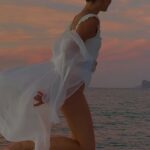 Amandine Petit Instagram - Sunset in love ❤️‍🔥 c’est magnifique 🥹 voyage presse - invitation @dinarobinbeachcomber