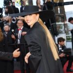 Amandine Petit Instagram - 77 ème édition du Festival de Cannes ✨ avec un look sobre et élégant afin de mettre en lumière la star du tapis rouge : le cinéma international ! Crédit photos @yanmaisani Crédit photos JP Pariente @sipa.press Crédit photo @charlottelobry @talentlabparis Coiffure @dessangeparis Makeup @lorealpro Stylisme @debrasmatthias Veste @noneofmybusiness_official Talons @renecaovilla Chapeau Sur mesure @anthonypeto Bijoux @marli Collaboration commerciale invitation