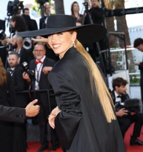 Amandine Petit Instagram - 77 ème édition du Festival de Cannes ✨ avec un look sobre et élégant afin de mettre en lumière la star du tapis rouge : le cinéma international ! Crédit photos @yanmaisani Crédit photos JP Pariente @sipa.press Crédit photo @charlottelobry @talentlabparis Coiffure @dessangeparis Makeup @lorealpro Stylisme @debrasmatthias Veste @noneofmybusiness_official Talons @renecaovilla Chapeau Sur mesure @anthonypeto Bijoux @marli Collaboration commerciale invitation