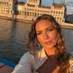 Amandine Petit Instagram - Collaboration commerciale| Thanks Budapest ! 💖🤩🌏 Je vous ai fait un mini guide de mes meilleurs adresses pendant mon séjour : Fisherman’s Bastion, Opera House, Europe Ship ✨ @visithungary #visithungary #hungary #visitbudapest #budapest