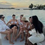Amandine Petit Instagram - Sunset in love ❤️‍🔥 c’est magnifique 🥹 voyage presse - invitation @dinarobinbeachcomber