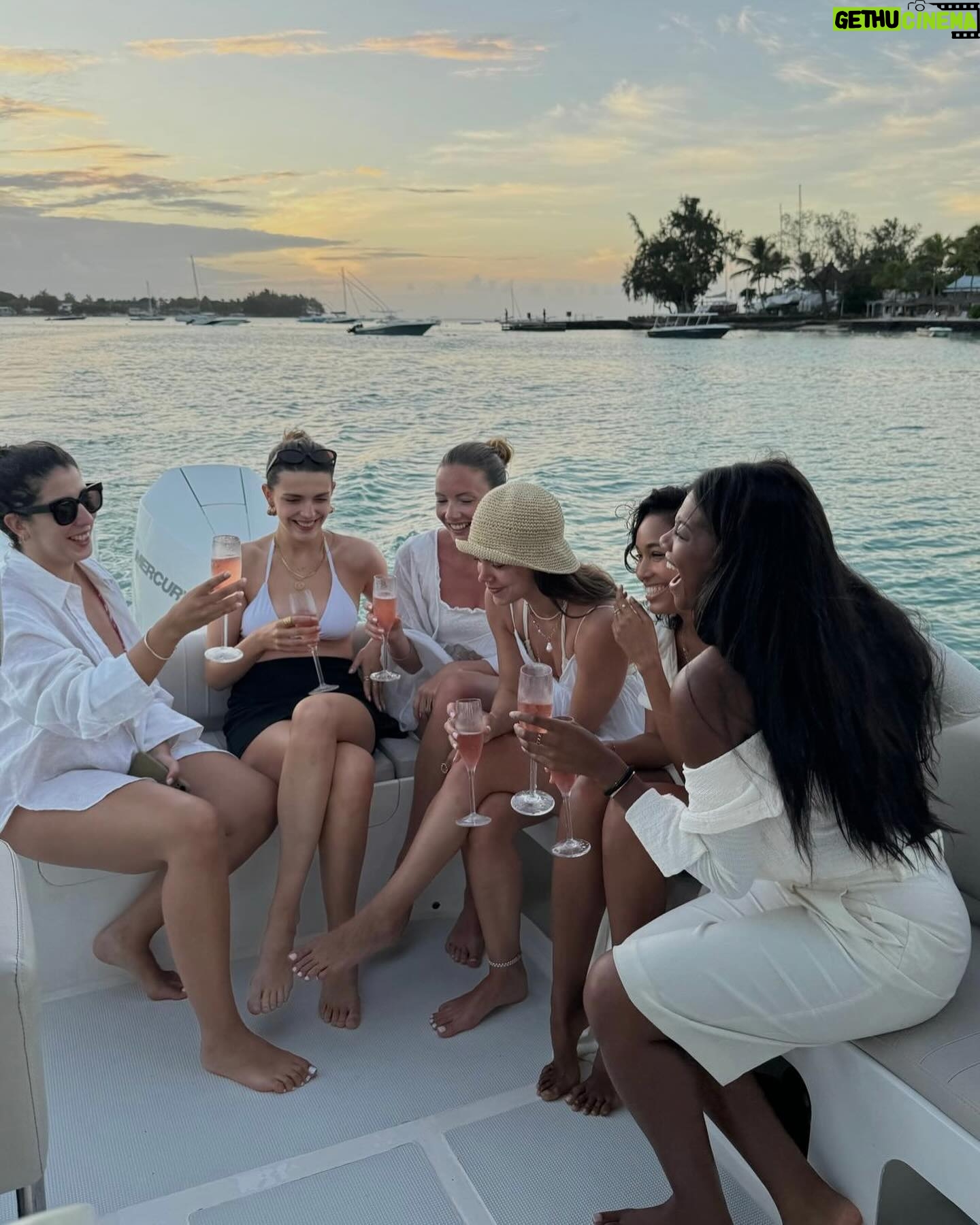 Amandine Petit Instagram - Sunset in love ❤️🔥 c’est magnifique 🥹 voyage presse - invitation @dinarobinbeachcomber