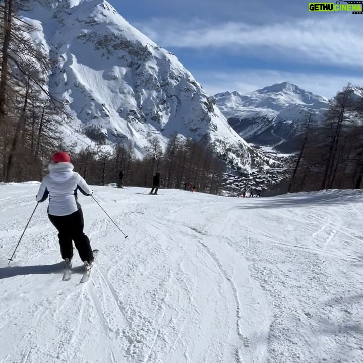 Amandine Petit Instagram - ces moments en famille 🤍❄️ 1. positive mind, positive vibes, positive life 2. danser chanter la famille la montagne = mes passions réunies 3. réveil en douceur 4. une vue tellement incroyable @ynyciotignes @montagnettes 5. ski aux pieds, l’emplacement est parfait 6. après les bronzés font du ski, les Petit aux ski ! 7. une pause dej sur les pistes bien méritée au @bazurto.restaurant chez @juanarbelaezchef c’est excellent ! 8. 50 minutes de massage plus tard … 9. terminer la journée dans le jacuzzi face à la montagne 10. best place avec ma sœur 🎀💕🫧 Merci à @sunweb et @montagnettes pour l’organisation et l’accueil #montagnettes #montagnettesmemories #montagnetteswinter #ynyciotignes #bazurtotignes#collaborationcommerciale#invitation