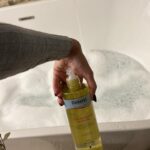 Amandine Petit Instagram – Publicité | Mon minus, un vrai garde du corps partout où je vais dans la maison il est là 🛁🤍 j’ai la chance cette année de collaborer avec une très belle marque que j’affectionne depuis petite. J’ai le souvenir d’aller à la pharmacie le mercredi après-midi avec ma grand-mère pour acheter ses produits @dexerylessentiel ✨ et je n’ai jamais changé mes habitudes j’utilise quotidiennement l’huile de douche sans parfum, sans savon. Ce sont des produits contenant que l’essentiel. #Dexeryl #DexerylEssentiel #Hydratation #HuileDeDouche #Peausèche #SoinsDeLaPeau 
Collaboration commerciale rémunérée