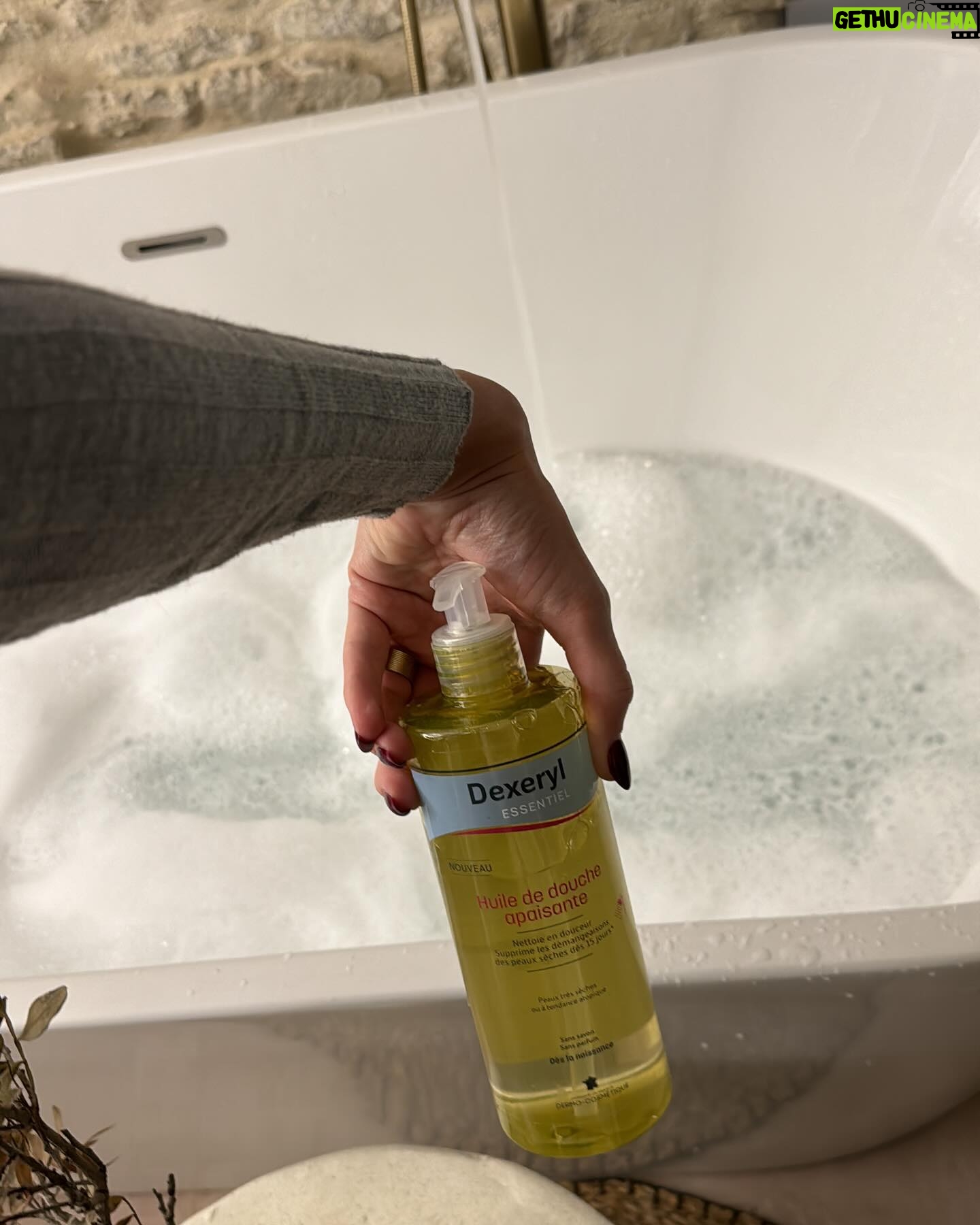 Amandine Petit Instagram - Publicité | Mon minus, un vrai garde du corps partout où je vais dans la maison il est là 🛁🤍 j’ai la chance cette année de collaborer avec une très belle marque que j’affectionne depuis petite. J’ai le souvenir d’aller à la pharmacie le mercredi après-midi avec ma grand-mère pour acheter ses produits @dexerylessentiel ✨ et je n’ai jamais changé mes habitudes j’utilise quotidiennement l’huile de douche sans parfum, sans savon. Ce sont des produits contenant que l’essentiel. #Dexeryl #DexerylEssentiel #Hydratation #HuileDeDouche #Peausèche #SoinsDeLaPeau Collaboration commerciale rémunérée