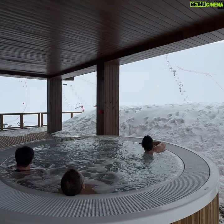 Amandine Petit Instagram - ces moments en famille 🤍❄️ 1. positive mind, positive vibes, positive life 2. danser chanter la famille la montagne = mes passions réunies 3. réveil en douceur 4. une vue tellement incroyable @ynyciotignes @montagnettes 5. ski aux pieds, l’emplacement est parfait 6. après les bronzés font du ski, les Petit aux ski ! 7. une pause dej sur les pistes bien méritée au @bazurto.restaurant chez @juanarbelaezchef c’est excellent ! 8. 50 minutes de massage plus tard … 9. terminer la journée dans le jacuzzi face à la montagne 10. best place avec ma sœur 🎀💕🫧 Merci à @sunweb et @montagnettes pour l’organisation et l’accueil #montagnettes #montagnettesmemories #montagnetteswinter #ynyciotignes #bazurtotignes#collaborationcommerciale#invitation