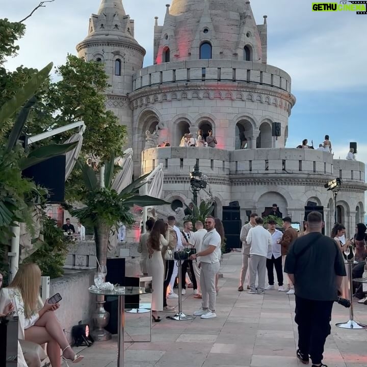 Amandine Petit Instagram - Collaboration commerciale| Thanks Budapest ! 💖🤩🌏 Je vous ai fait un mini guide de mes meilleurs adresses pendant mon séjour : Fisherman’s Bastion, Opera House, Europe Ship ✨ @visithungary #visithungary #hungary #visitbudapest #budapest