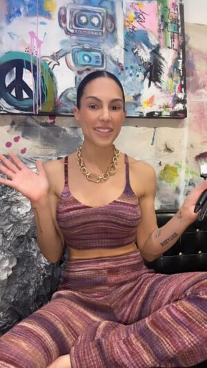Amanza Smith Instagram - Hey single parents! Let’s chat about the wild world of dating — share your fun stories in the comments & check out @stir.app the #1 dating app designed for single parents. 

The link is in my bio if you’re curious. #AD #StirPartner #stir
