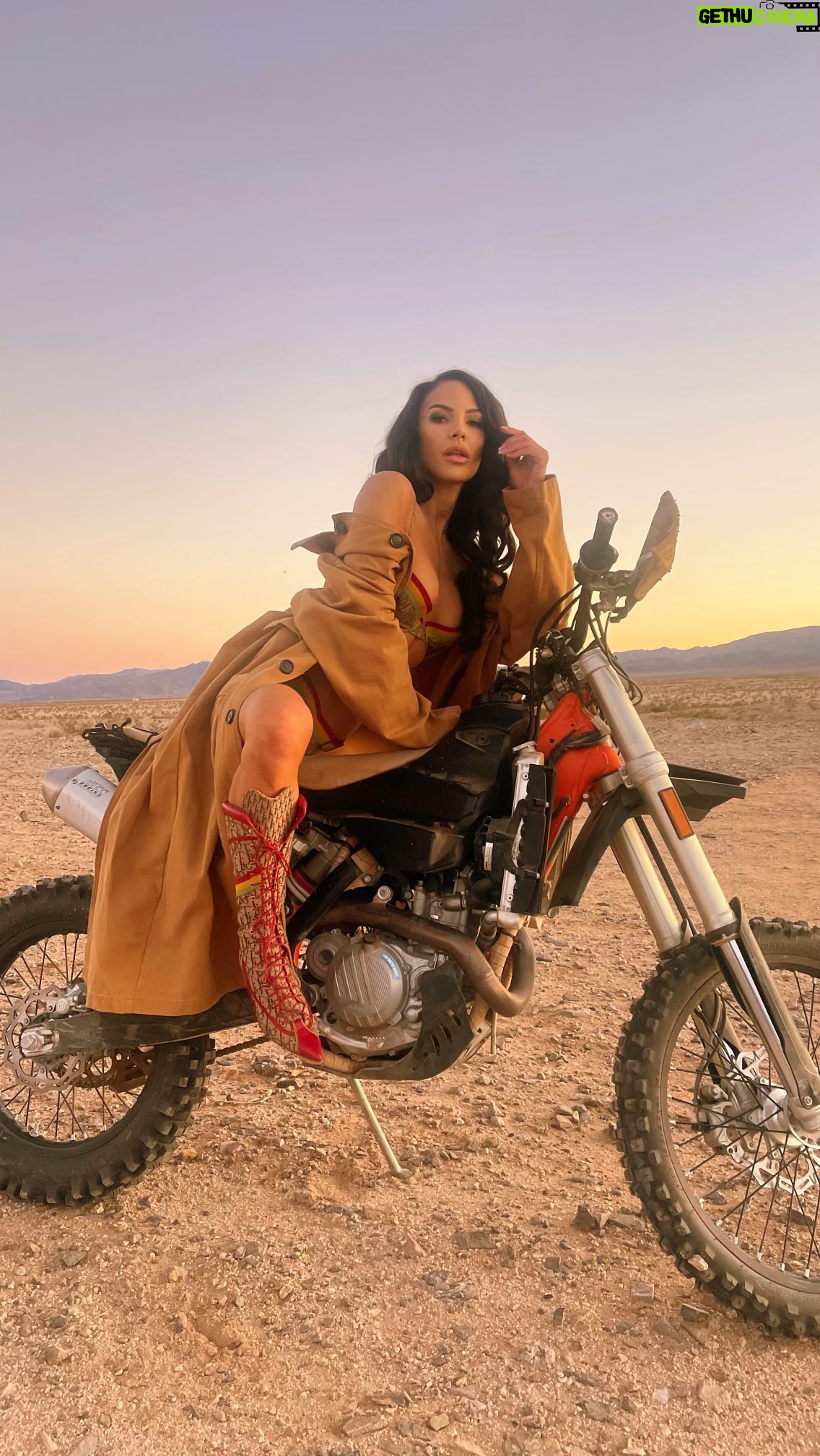 Amanza Smith - 14.9K Likes - casually strolling in the desert 🌵