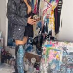 Amanza Smith Instagram - Paint your own story! 🧑🏽‍🎨 🎨 amazing 👛by @luxurypromise 👢 @azaleawangofficial 👗 @alamourthelabel