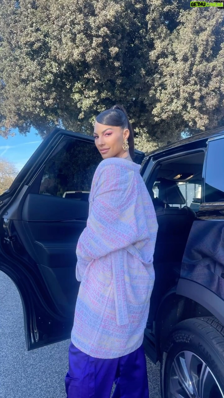 Amanza Smith Instagram - caption this…because my brain is on pause this morning 😂🕺🏽🧠❤️ love you all! Go be kind!