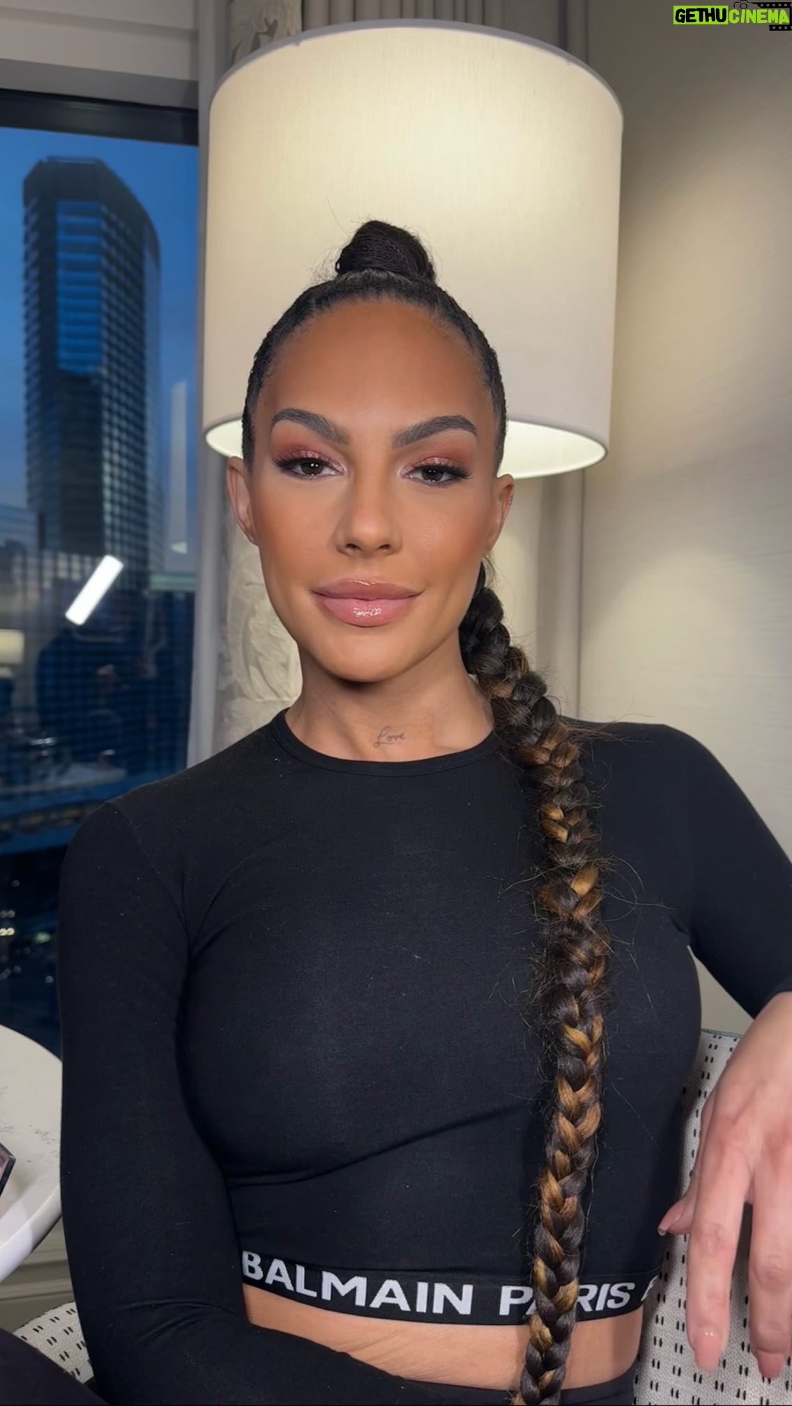 Amanza Smith Instagram - day 2 CES… advisory board duties 🤓… i wear many hats! glam by @jaydendoesmakeup, suit @goodamerican, bralette @honeybirdette, hair @mur.risa LFG! oh and don’t forget to be kind! it’s free! sprinkle that shit everywhere. xx Amanza