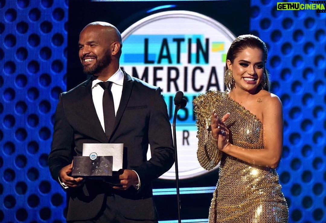 Amaury Nolasco Instagram - Fue un verdadero placer haber tenido la oportunidad de presentar en los @latinamas junto a la bella @samadhiza —————————————- It was a real pleasure to present and award at the @latinamas next to this beautiful woman @samadhiza