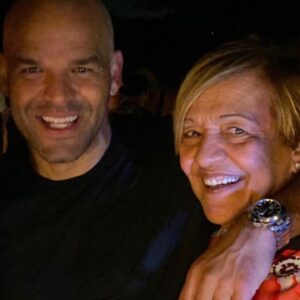 Amaury Nolasco Instagram - Feliz Día de Las Madres, Mami.
Quiero gritárle al mundo lo bendecido que soy de tenerte a ti como mi mamá.
Gracias por todo lo que has sacrificado por nosotros. Nunca podré pagar esa deuda. 
Que Papá Dios te me siga llenando salud.
Te amo ❤️.
Felicidades a todas las madres de el mundo. No somos nada sin ustedes. 🤍