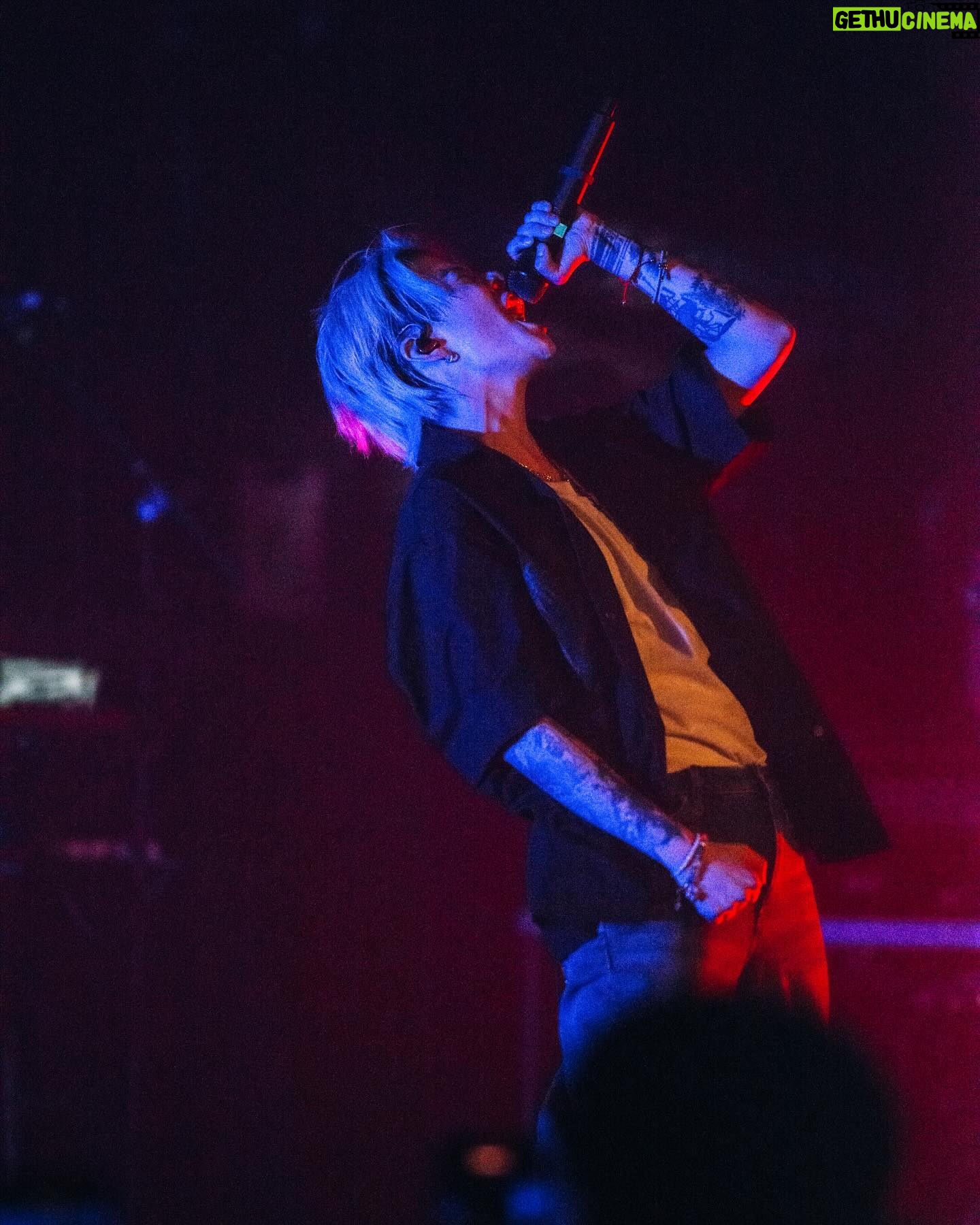Amber Liu Instagram - TORONTO! Been a long overdue show and WE FINALLY MADE IT!! I felt so much love last night so thank you thank you thank you 🧡💛 also really happy i had got serve you guys at the merch booth haha thank you for the 5 stars, my boss will be really happy 😉 love you guys!!! Hope to see you again. MONTRÉAL SEE YOU TONIGHT!!